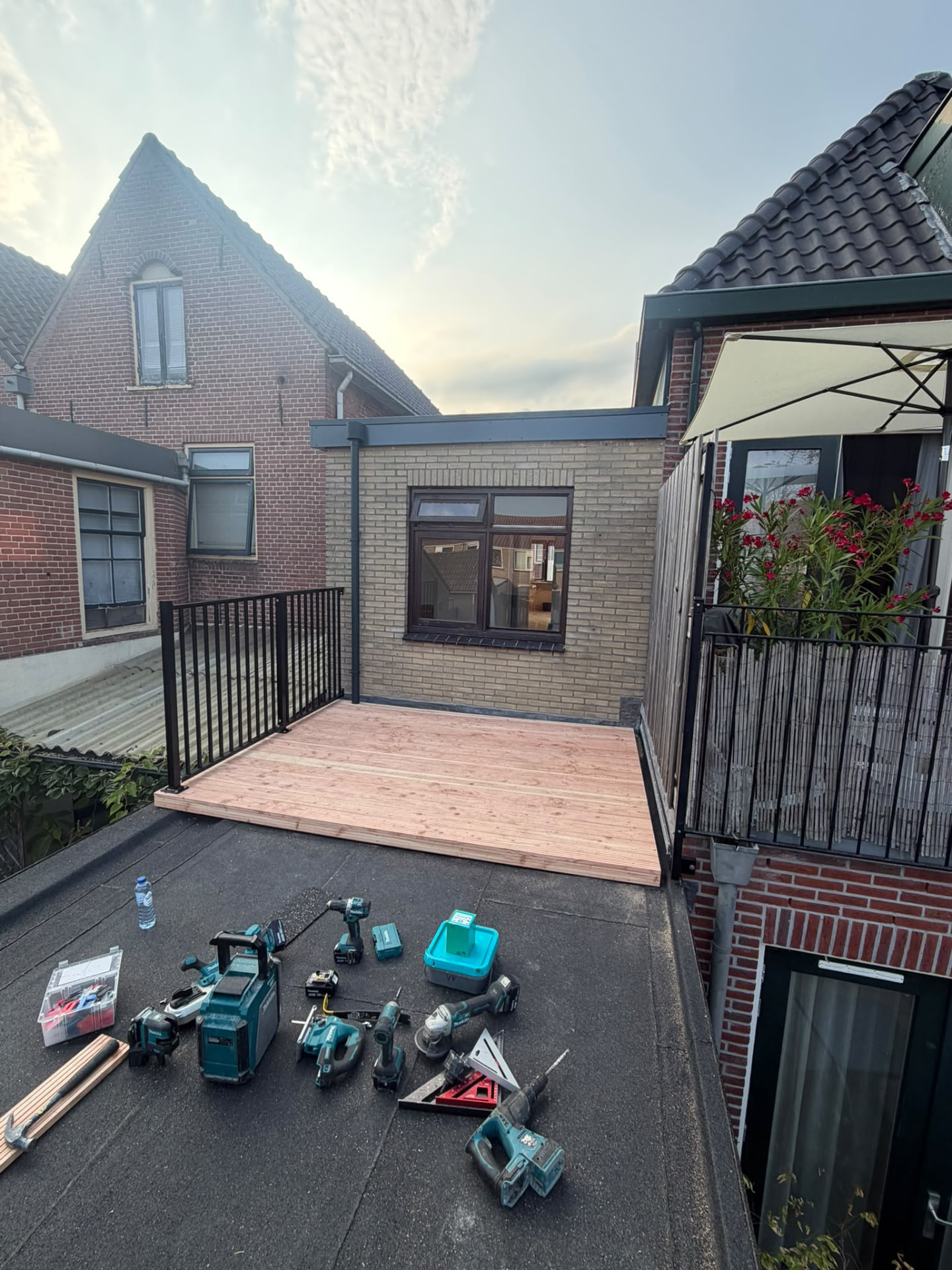 Vakman werkt aan een dakkapel vanaf een steiger