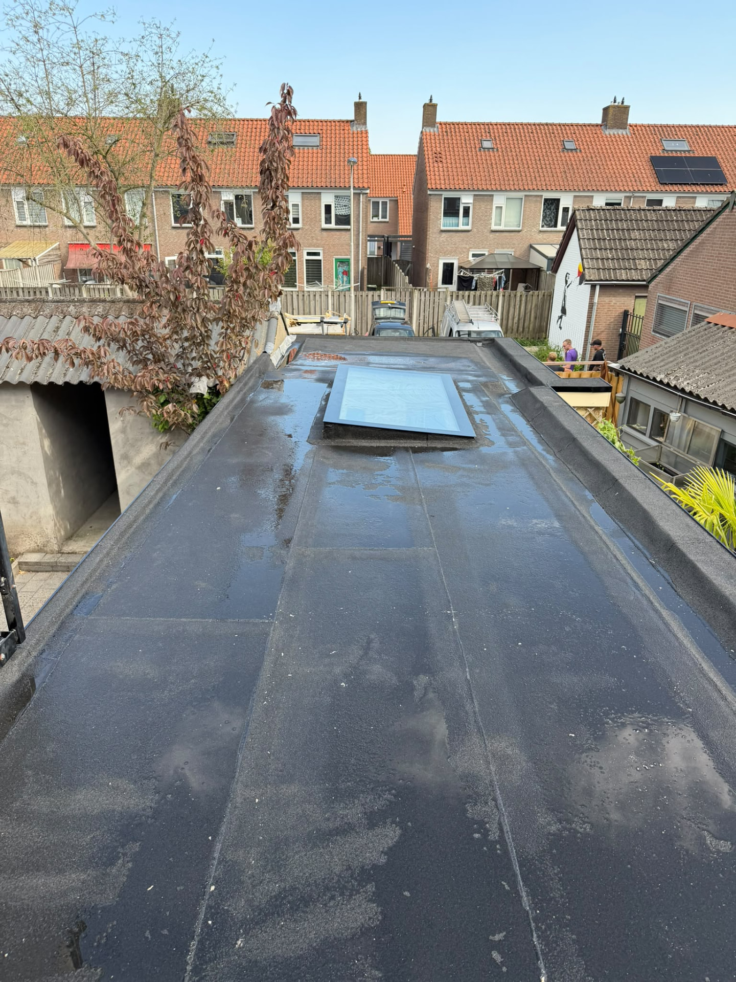 Houten vlonder op een plat dak tijdens dakwerk door Klussenbedrijf De Tulp