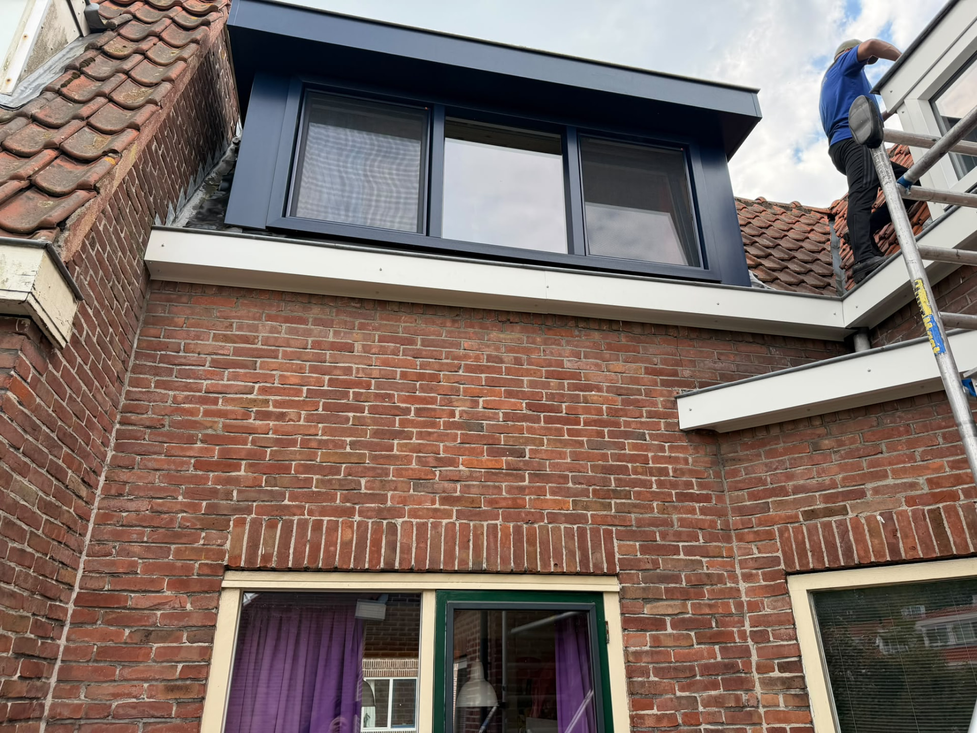 Gerenoveerd plat dak met dakraam in de regio Den Bosch